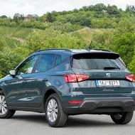 Díky vyšší světlé výšce se Arona nebojí ani horších silnic, čtyřkolku ale nenabízí.