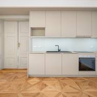 Kuchyňská linka je tvarově velmi jednoduchá.  