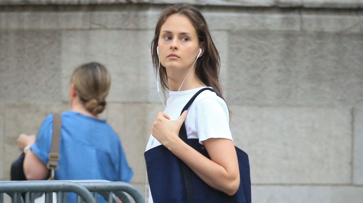 Byla poslední, kdo mluvil s Epsteinem. Karině se slovenským pasem odkázal pohádkové jmění