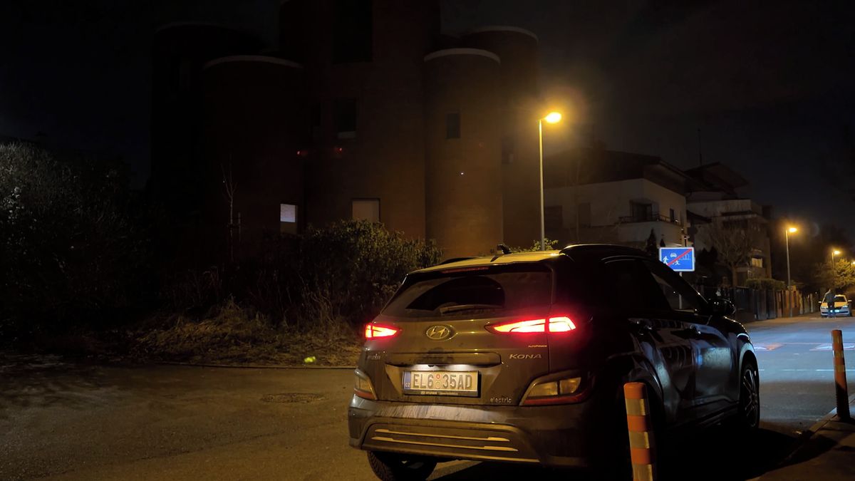 Kritizovaný policejní vůz u Okamurovy vily vyměnili za elektromobil