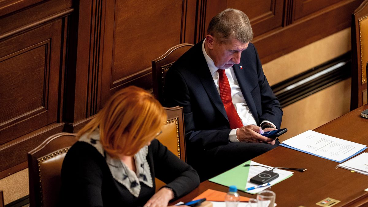 Zákaz mobilů ve školách navrhnu příští týden, prohlásil Babiš