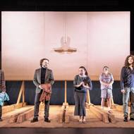 Vítání diváků na představení Divoká kachna. Zleva: Vojtěch Blahuta, Viktor Kuznik, Tomáš Šulaj, Kateřina Liďáková, Ivan Dejmal a Roman Blumajer, v pozadí Michal Bumbálek