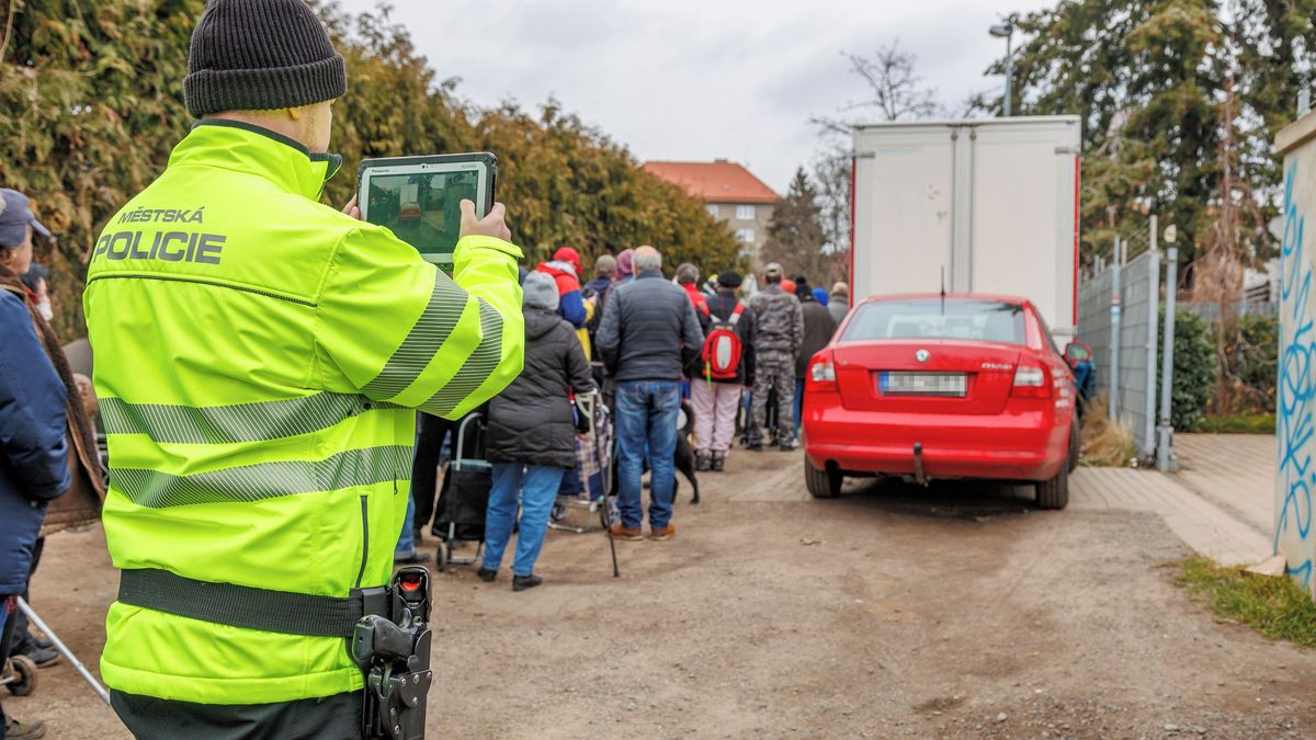 Praha 10 schválila plán boje s drobnou kriminalitou. Často se týká podroušených osob i dopravy