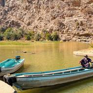 Výlet začíná přejetím řeky na loďce.