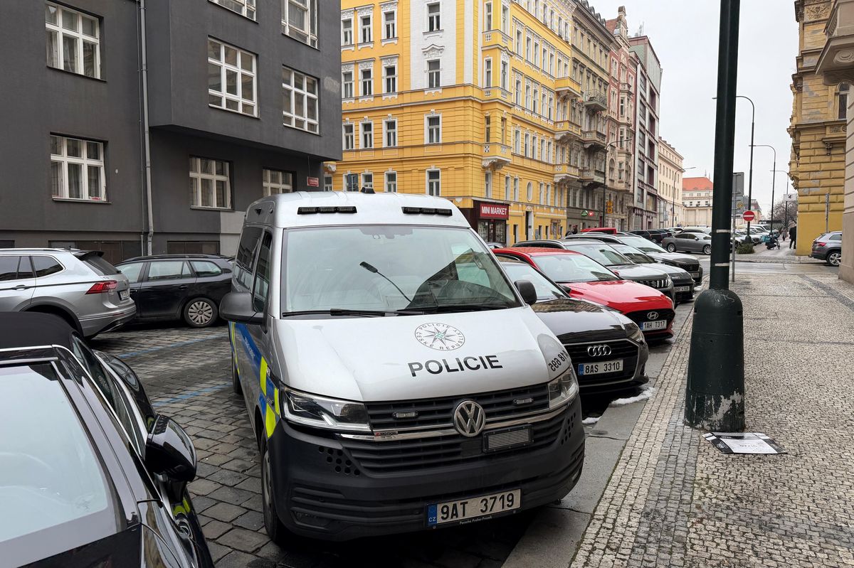 Kriminalisté našli tělo muže z Prahy, jehož vrah zemřel po pádu z okna 