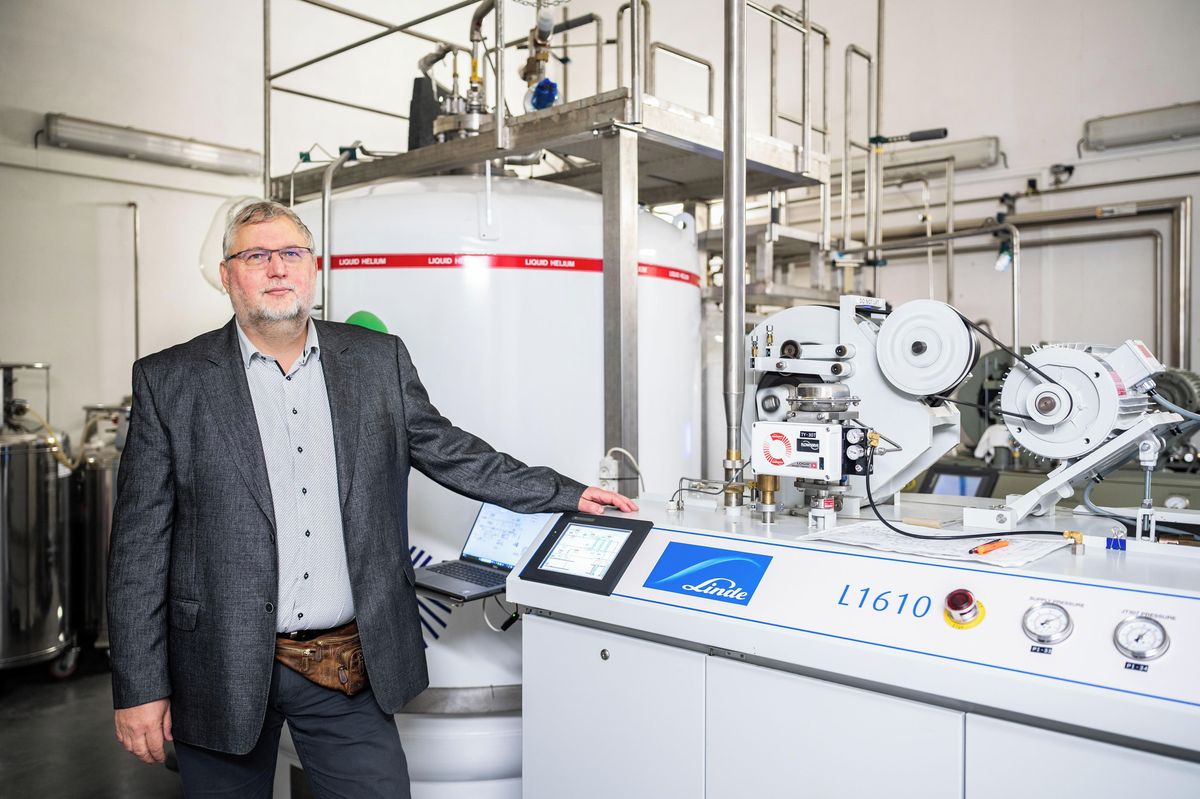 Matfyz má nově zkapalňovač helia. Plyn změní v tekutinu, která pak pomáhá vědcům v práci