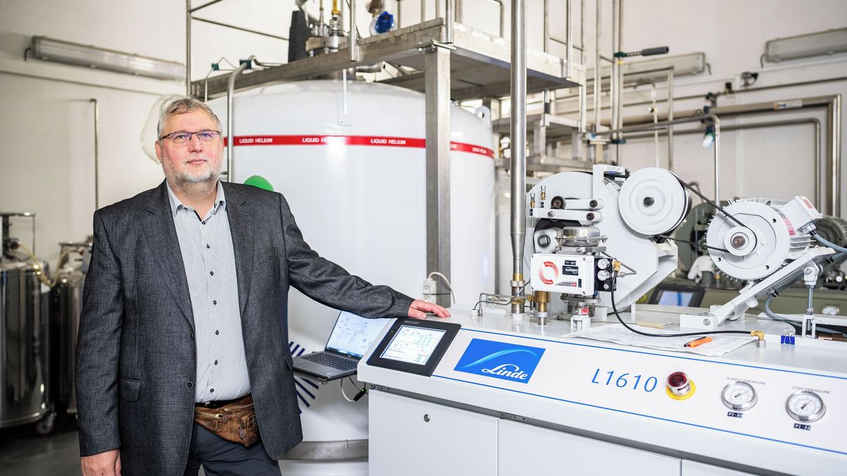 Matfyz má nově zkapalňovač helia. Plyn změní v tekutinu, která pak pomáhá vědcům v práci