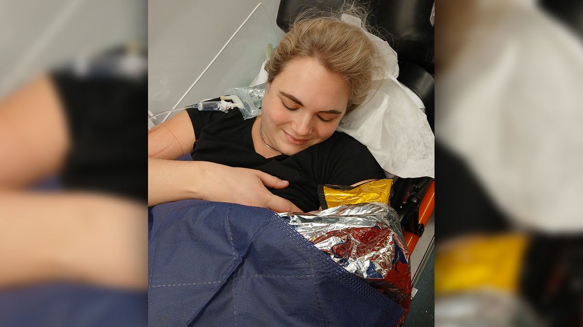 Záchranáři z Vysočiny pomohli na svět holčičce přímo v sanitce, týden po termínu už spěchala