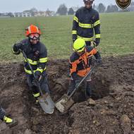 Hasiči zachraňovali psa uvízlého v betonové rouře na poli