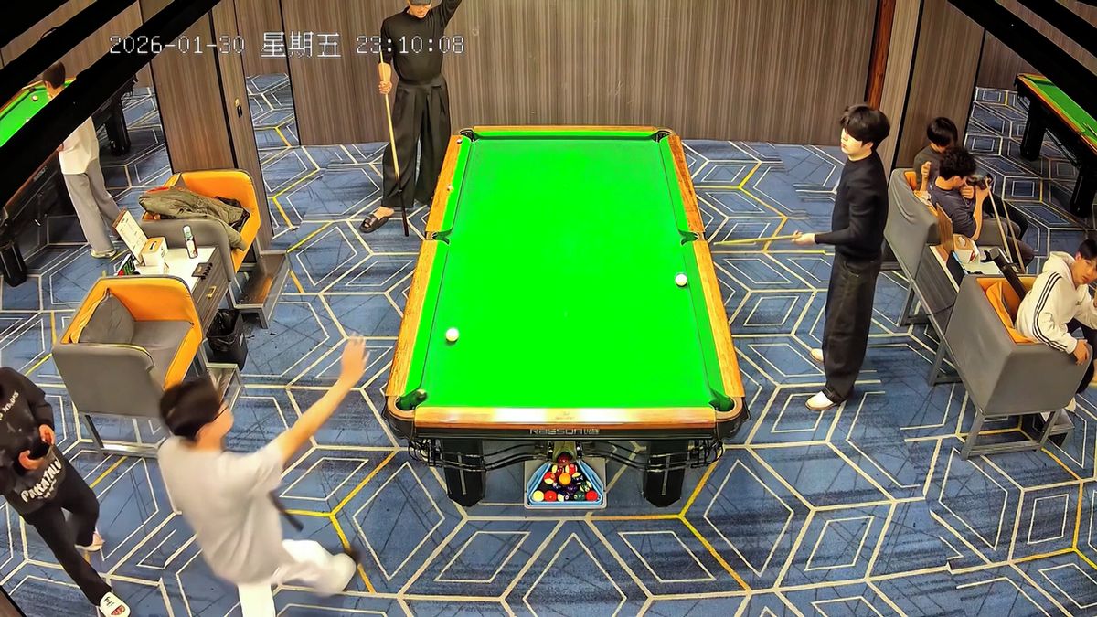 Hráč kulečníku vystřelil kouli až na sousední stůl a poslal tamní kouli do rohové kapsy. Zachytily to kamery