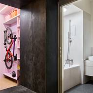 Centrální jádro ukrývá spoustu předmětů a zároveň umožňuje otevření dispozice. 