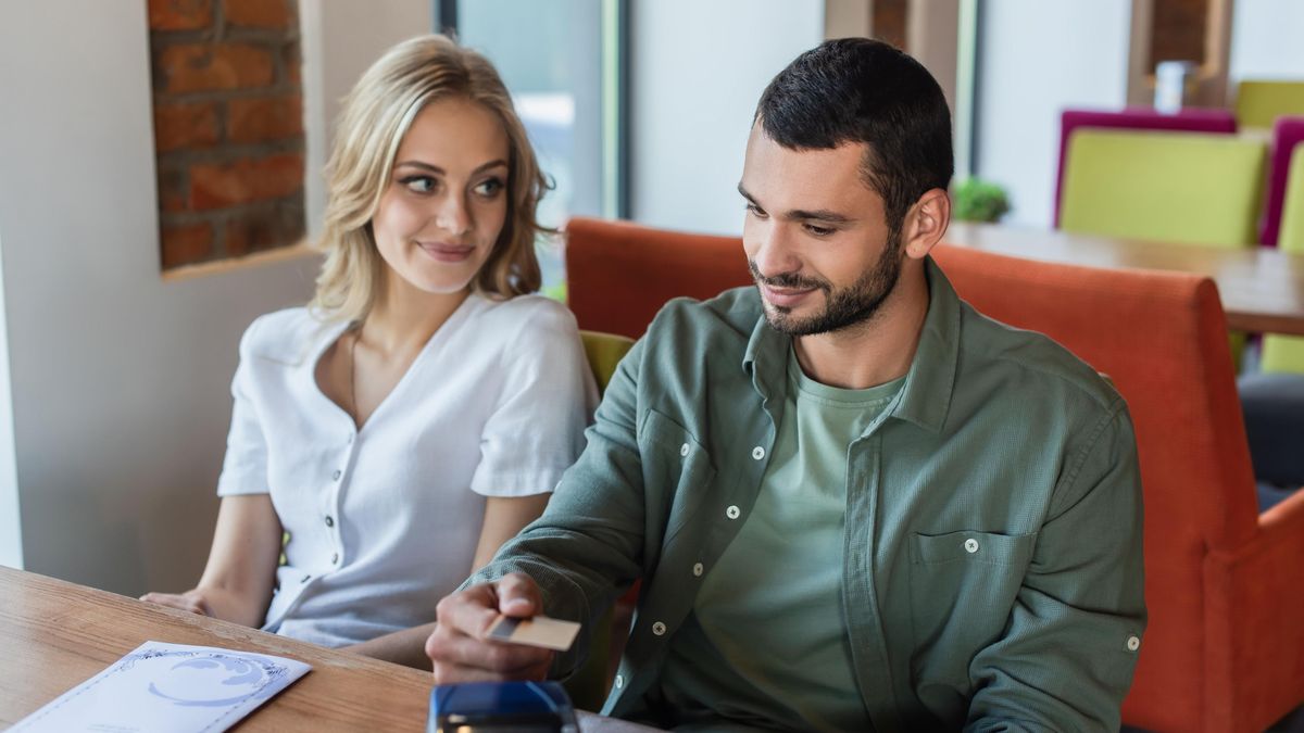 Večeře jako zrcadlo vztahu: Kdy by ji měl platit muž a nečekat to od ženy