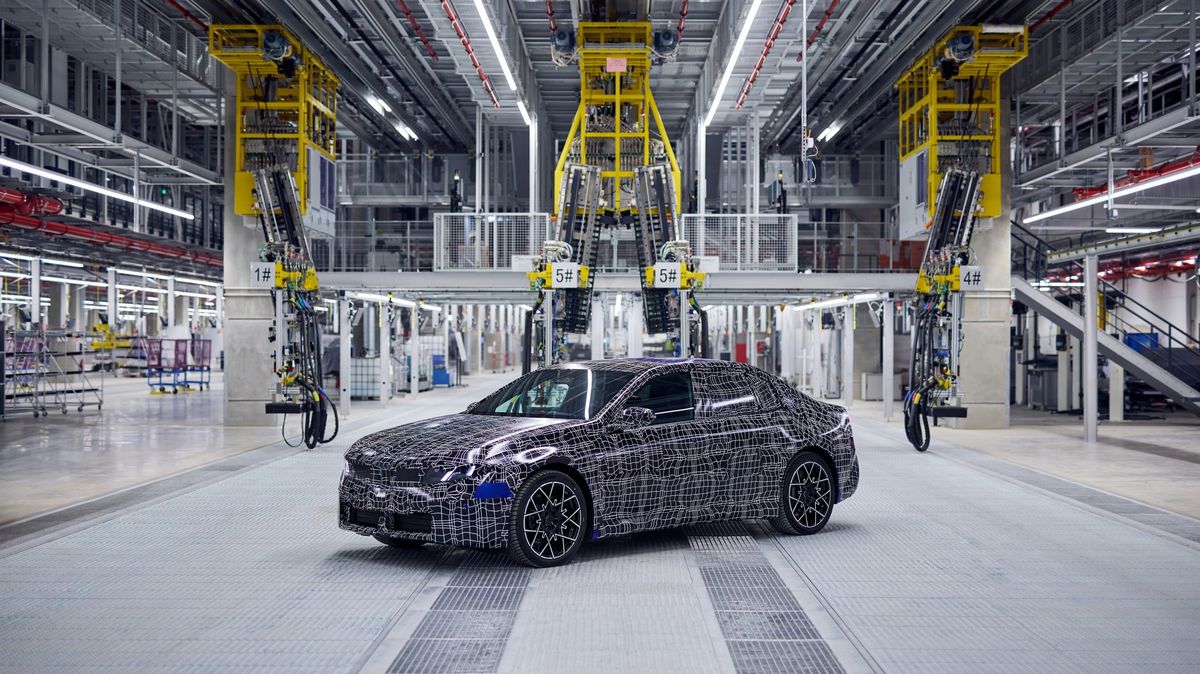 Druhé BMW řady Neue Klasse je o krok blíž, z linky sjíždí první prototypy