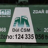 Tabule nad klecemi, kterými horníci sjížděli do podzemí, informuje o tom, kolik uhlí se na Dole ČSM vytěžilo. 