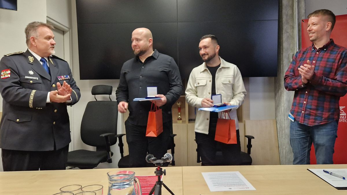 Sousedi z Brněnska slyšeli ránu a běželi na pomoc. Zachránili život sraženému motorkáři