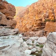 Nejméně třetina stezky vede po úzkém skalním úbočí. Pevná obuv více než doporučena.