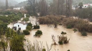 Za pár hodin napršelo tolik jako za celý rok. Pyrenejský poloostrov čelí sérii bouří