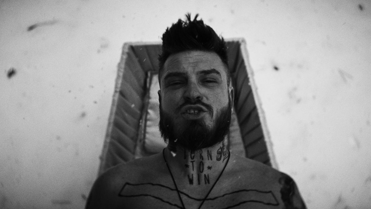 Bylo mínus 17 stupňů a Kuba Ryba zpíval o své smrti. Skupiny Rybičky 48 má nový klip