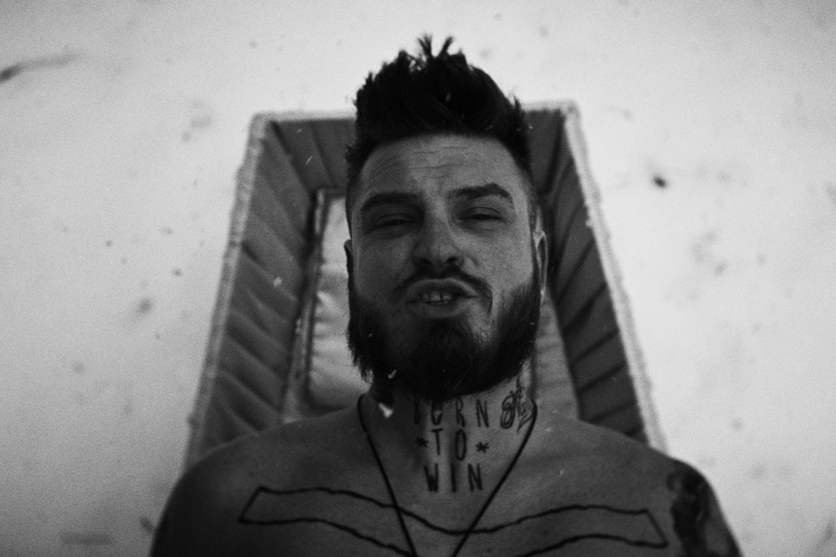 Bylo minus 17 stupňů a Kuba Ryba zpíval o své smrti. Skupina Rybičky 48 má nový klip