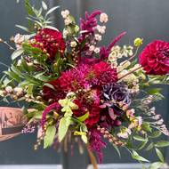 Než se dostanou řezané květiny do vázy, stihnou konečky jejich stonků zaschnout. Proto je třeba je po příchodu domů odříznout.