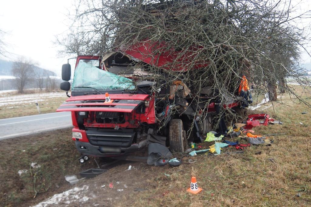 Řidič na Šumpersku narazil náklaďákem do stromu. V nemocnici bojuje o život