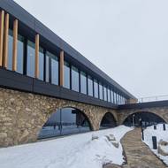 Budova wellnes je třípodlažní, ovšem díky svažitému terénu to není na první pohled patrné.