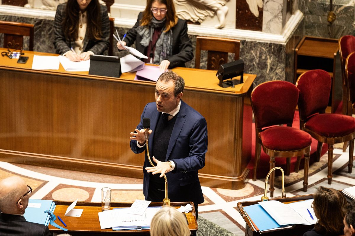 Francie schválila rozpočet na letošní rok, premiér ustál dvě hlasování o nedůvěře