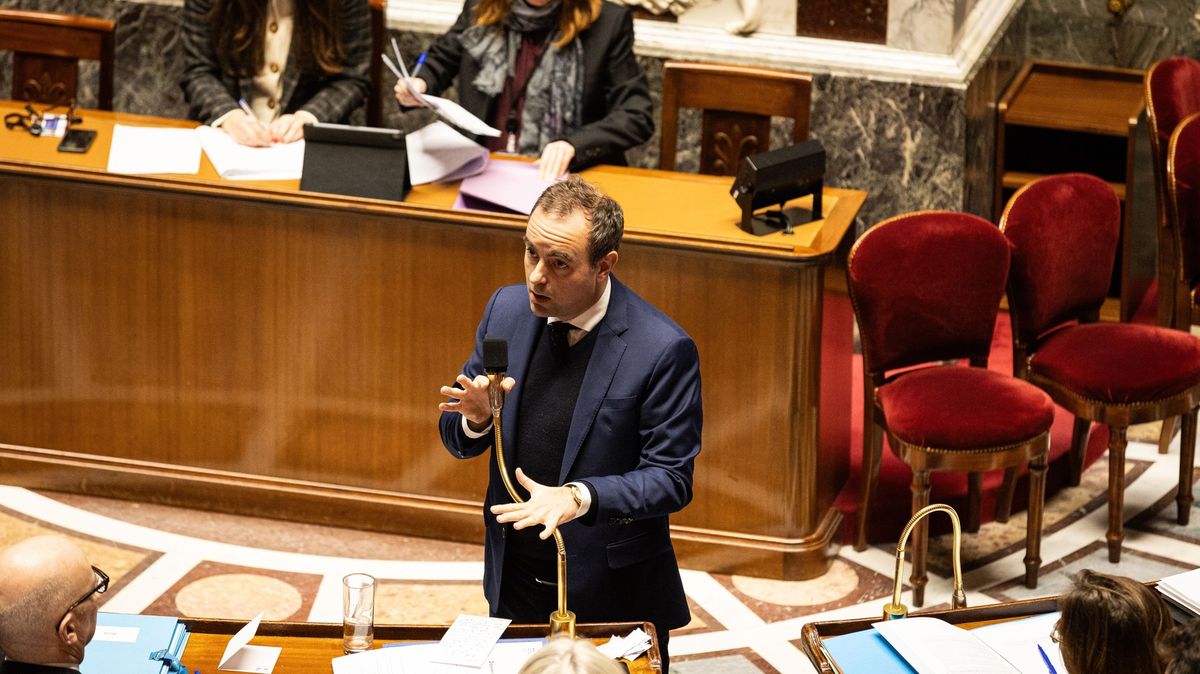 Francie schválila rozpočet na letošní rok, premiér ustál dvě hlasování o nedůvěře