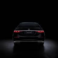 Vůz pohání motor V12.