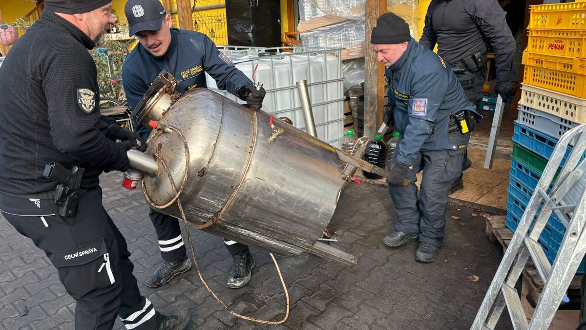 Sto hektolitrů kvasu. Na Uherskohradišťsku objevili velkou černou palírnu
