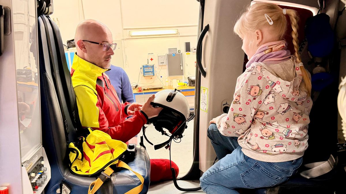 Záchranáři ocenili osmiletou dívku. Při nehodě vylezla z okénka a přivolala babičce pomoc svítilnou z mobilu