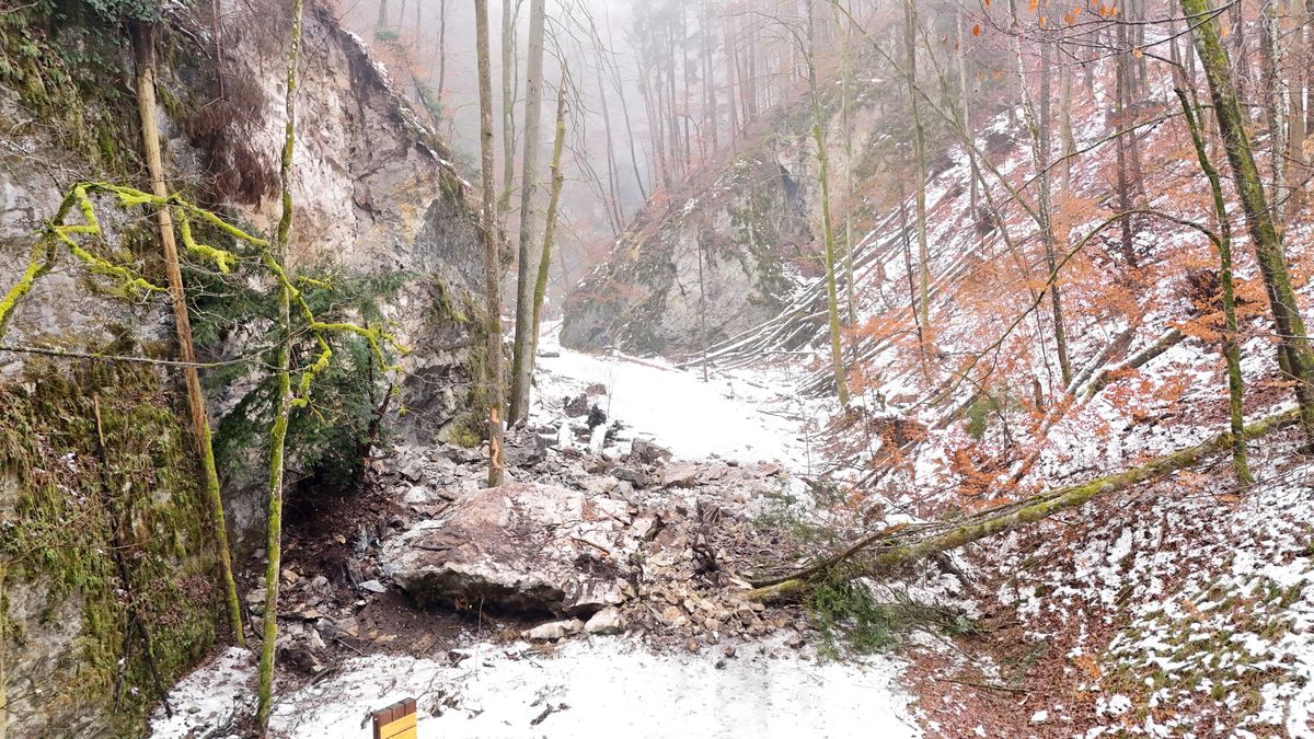Stezka v Moravském krasu může být po sesuvu skály uzavřena až dva měsíce. Lidé zákaz vstupu ignorují