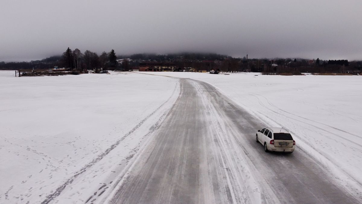 Už je to na triko každého. Auta přesto dál přejíždějí přes zamrzlé Lipno