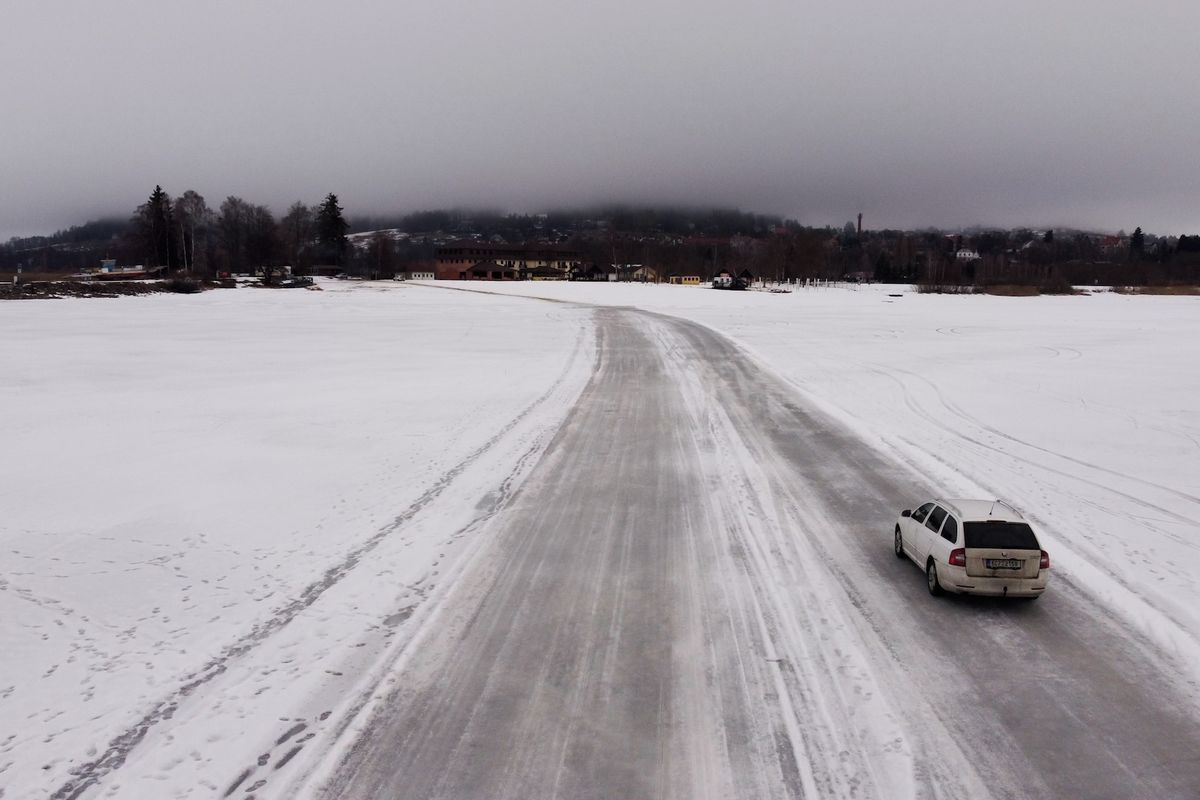  Už je to na triko každého. Auta přesto dál přejíždějí přes zamrzlé Lipno