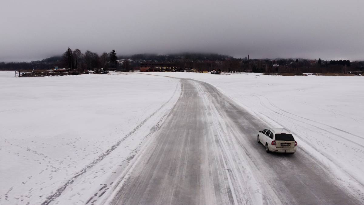 Auta stále přejíždějí přes zamrzlé Lipno.