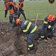 Hasiči zachraňovali psa uvízlého v betonové rouře na poli