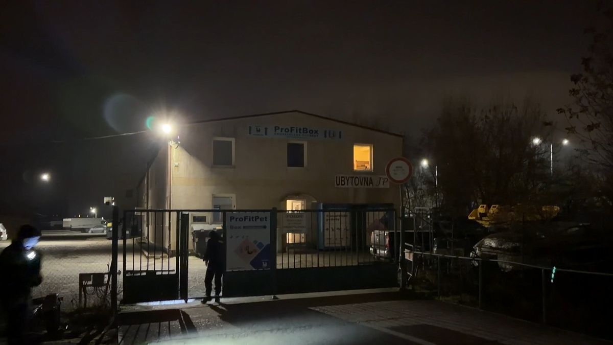 Před ubytovnou v Praze ležel pobodaný muž, policie případ řeší také jako znásilnění