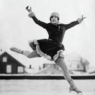 Krasobruslařský fenomén Sonja Henie. Olympijskou vítězkou se stala ve věku 15 let a 315 dní, nejmladší zlatou medailistkou byla dalších 70 let.
