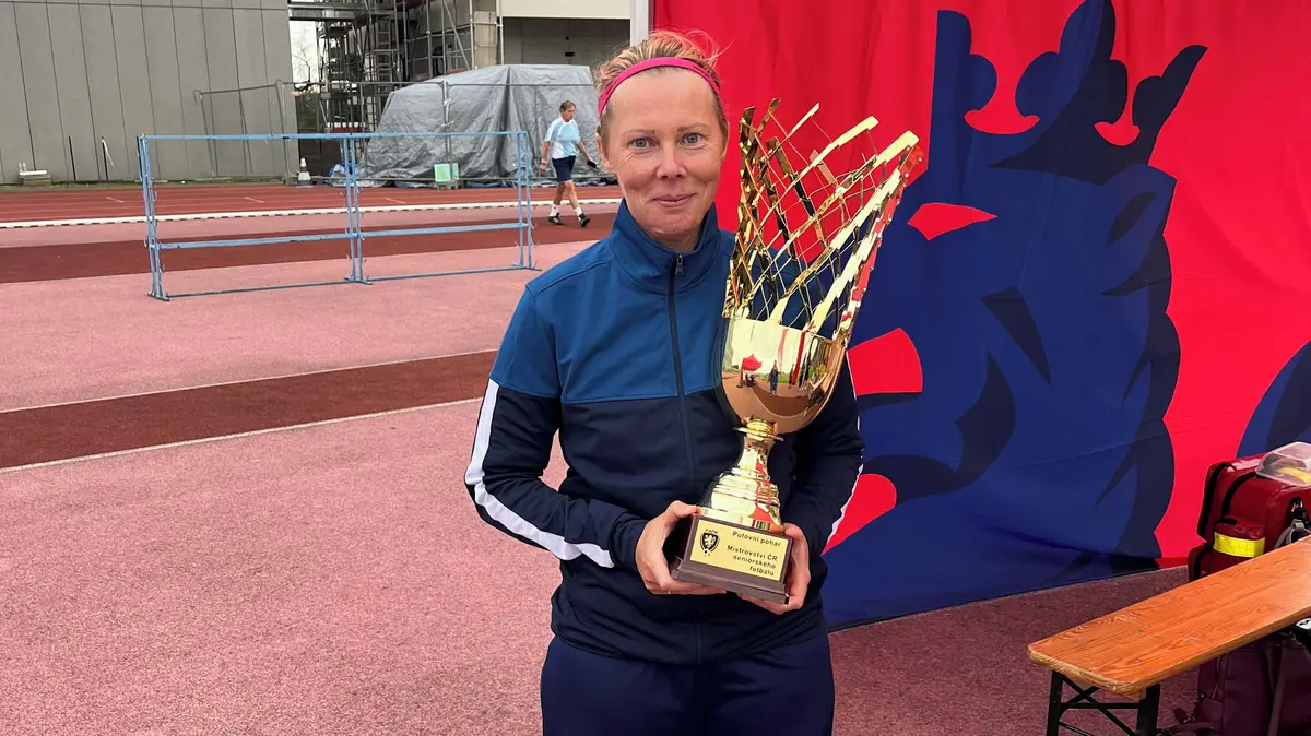 Vrať se k plotně, říkají soupeři fotbalové trenérce. Její úspěchy jí může leckterý muž závidět