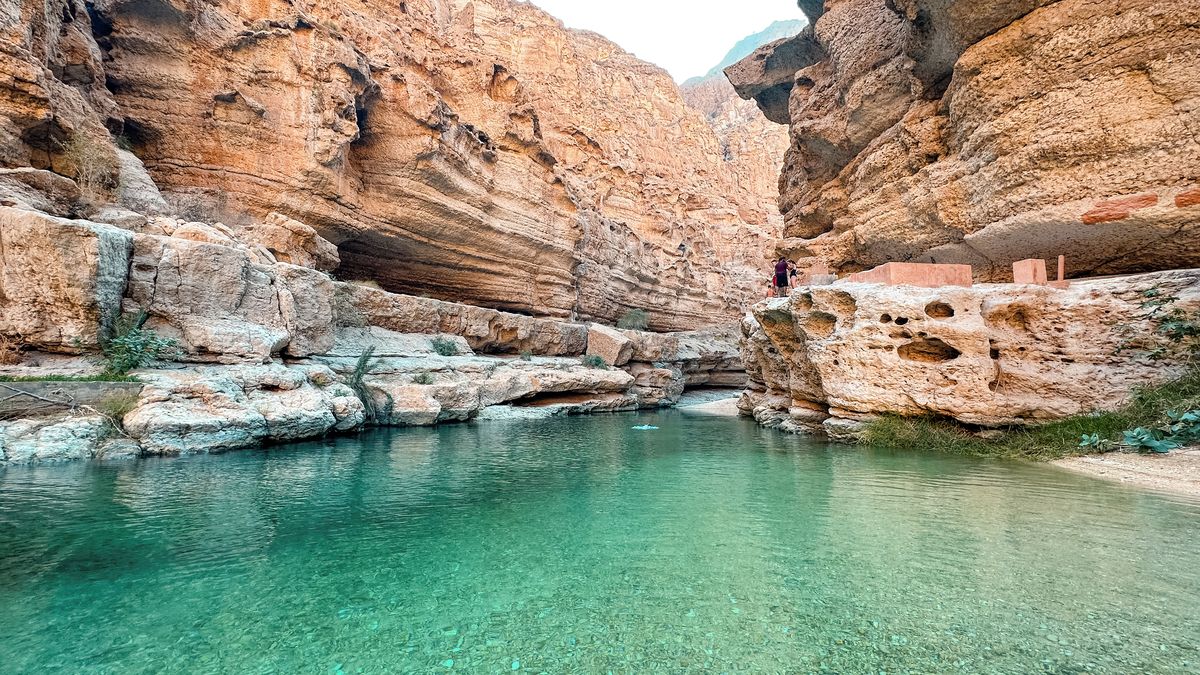Vyměňte moře za překrásné ománské údolí. Koupání v něm si ale musíte zasloužit