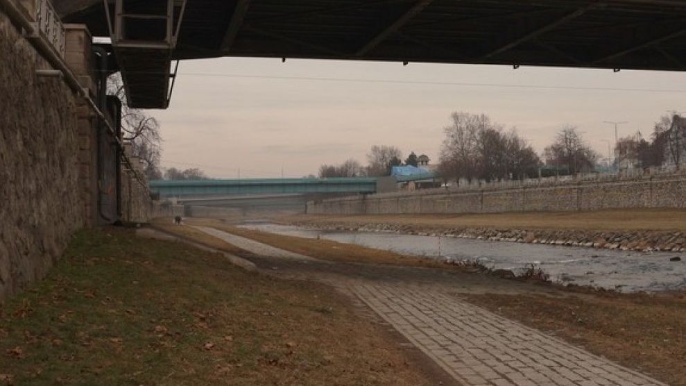 Dramatická záchrana tonoucího mladíka v centru Ostravy. Policista pro něj skočil do řeky