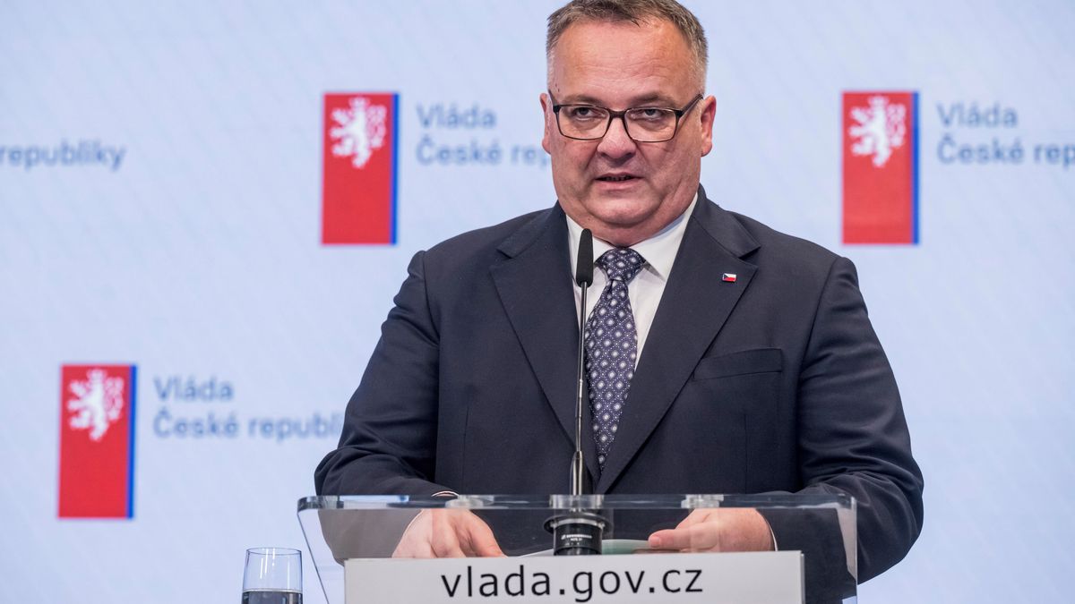 Elektroauta mají platit za dálniční známku stejně jako ostatní, řekl ministr dopravy