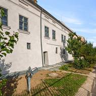 Na stavbu navazuje i zahrada. 