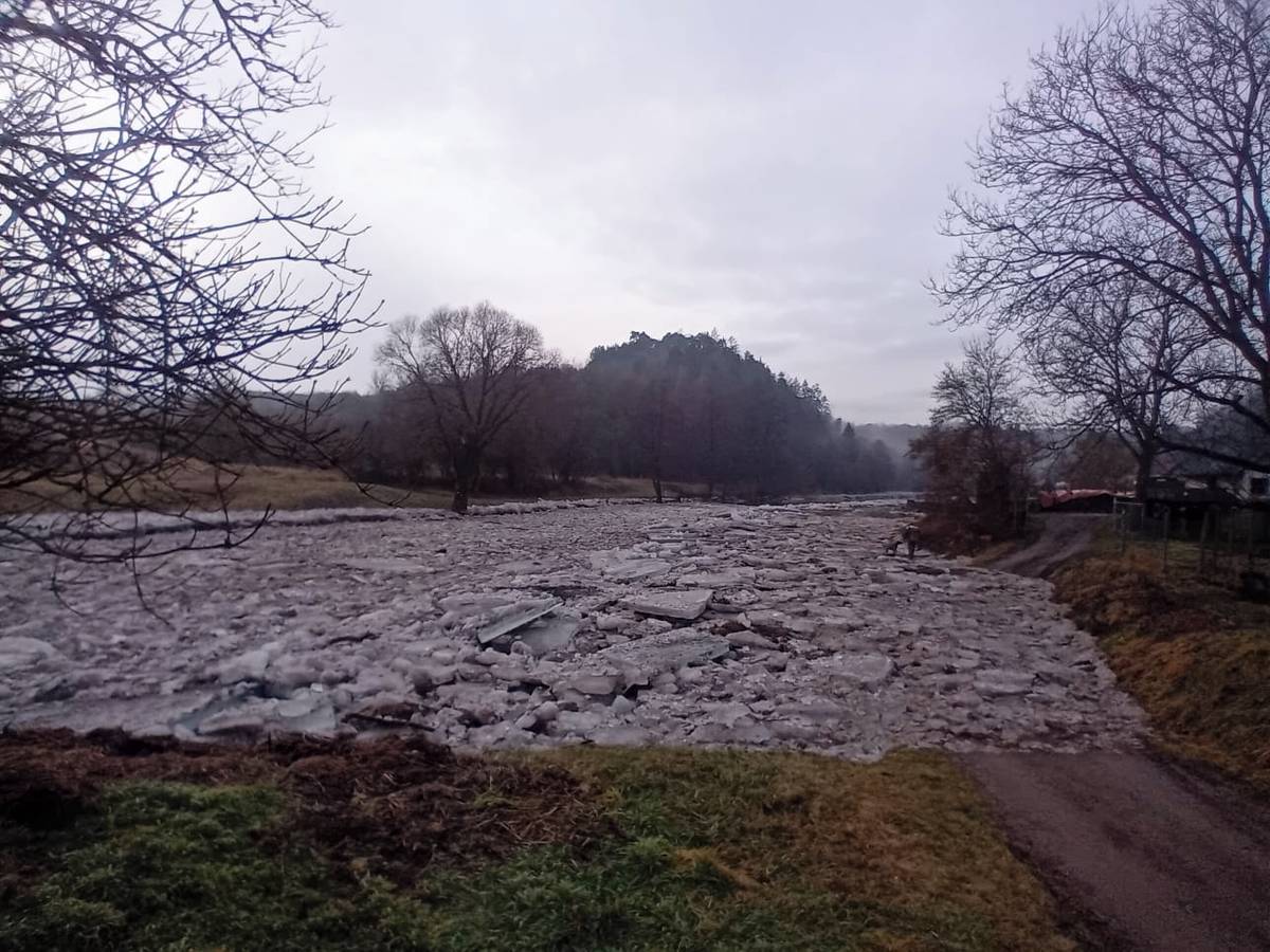 Odstraňování ledu trvalo několik hodin.