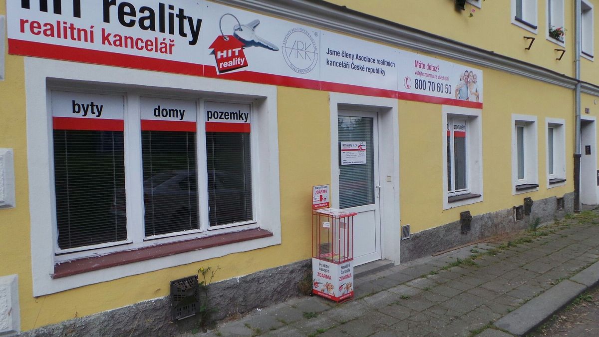 Majitel realitky v Plzni měl připravit klienty o miliony. Policie ho obvinila ze zpronevěry