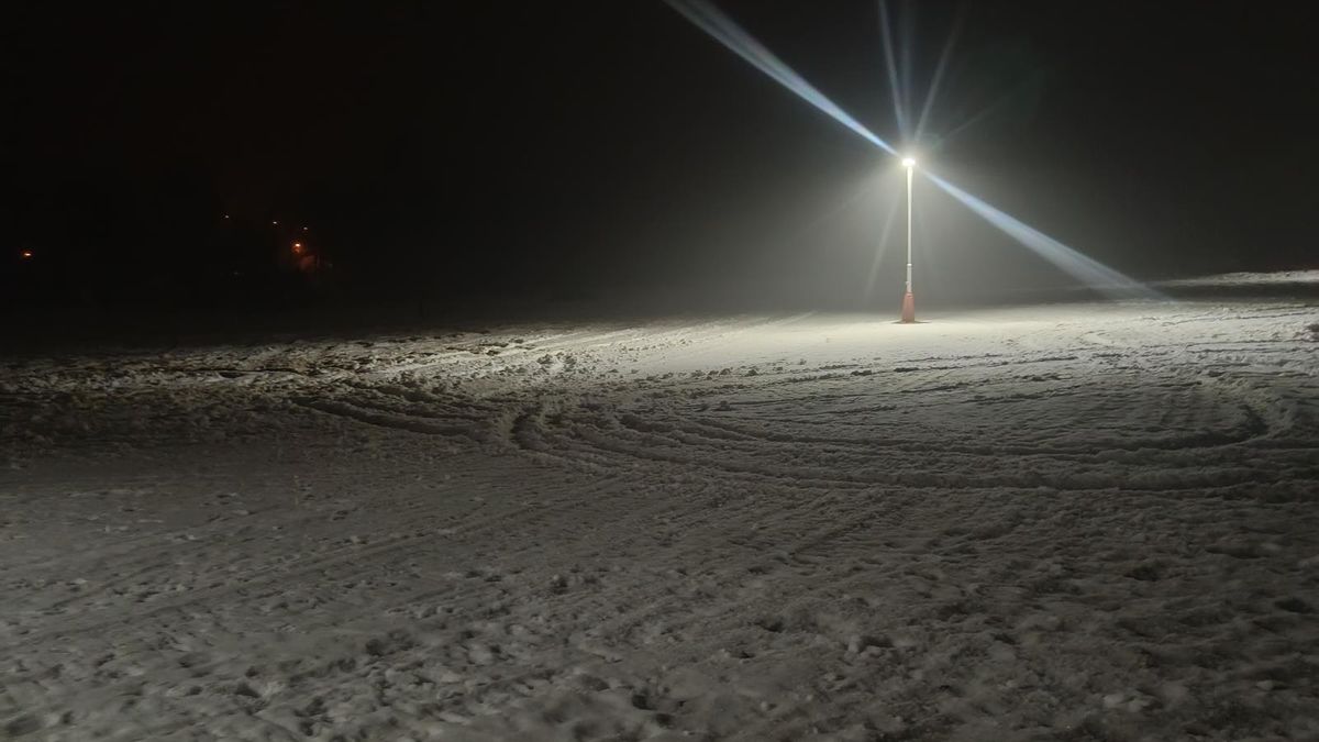 Mladíci, kteří zničili driftováním stopy v Jizerkách, si čin odpracovali a škodu splácí