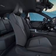 Sedadla jsou čalouněná kombinací látky a umělé kůže.