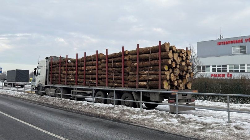 Kamion se dřevem na Frýdecko-Místecku byl přetížený o devět tun