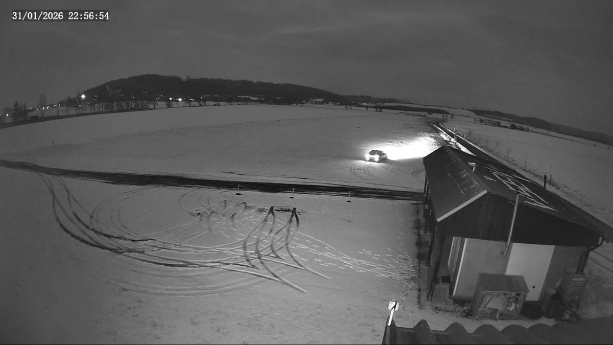 Driftující auto zničilo plochu letiště v Českém ráji. Vandala hledají piloti i policie