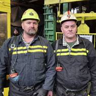 Rostislav Riedl (vlevo) a Roman Badura, kteří vyvezli poslední vozík na povrch. 